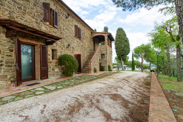 REAL ESTATE: Sul cucuzzolo della collina, un agriturismo ed azienda agricola di grande potenzialità