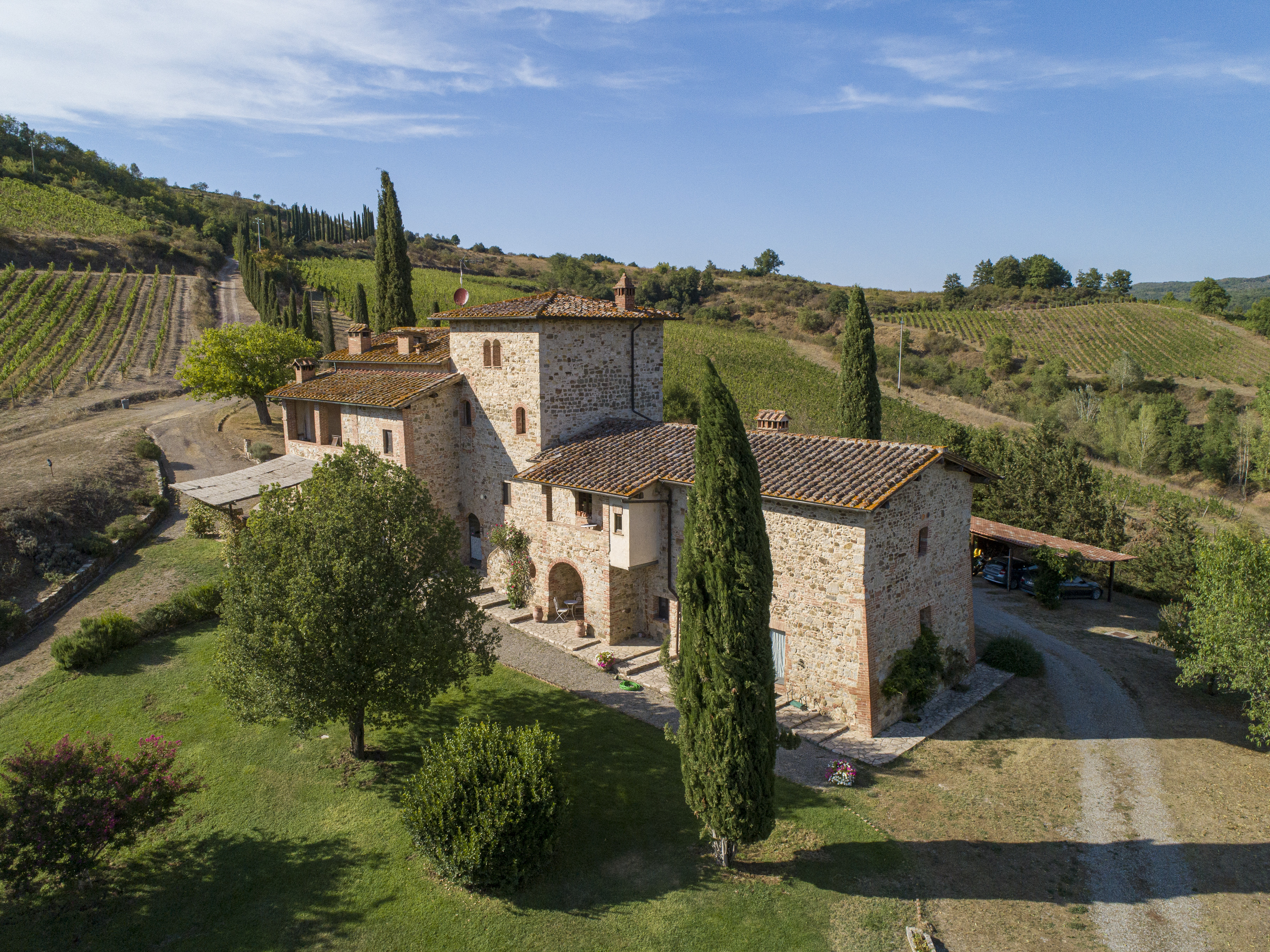 REAL ESTATE: Nel Chianti Senese azienda vitivinicola in casale con torri trecentesche