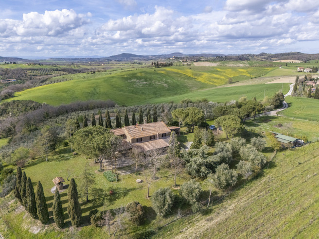 Il sogno toscano diventa realtà: un casale da favola con vista su Pienza