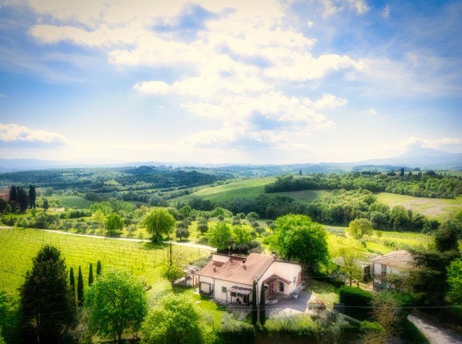 How an old schoolhouse can be converted back into a country house, here's what your next home in Tuscany could look like!