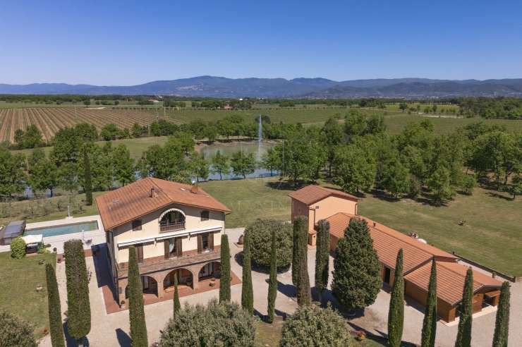 Cortona - 10 - 1000 mq - € 2.200.000,00