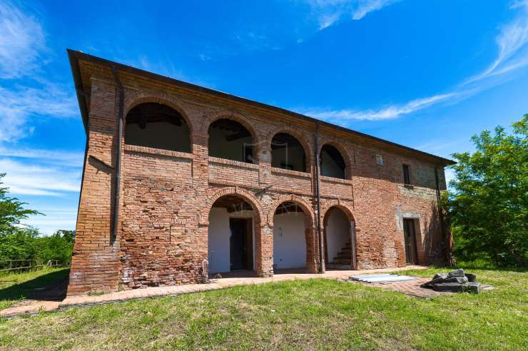 Buonconvento - 8 - 1100 mq - € 1.100.000,00